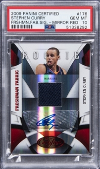2009-10 Panini Certified "Freshman Fabric" Signature Mirror Red #176 Stephen Curry Signed Patch Rookie Card (#094/100) – PSA GEM MT 10